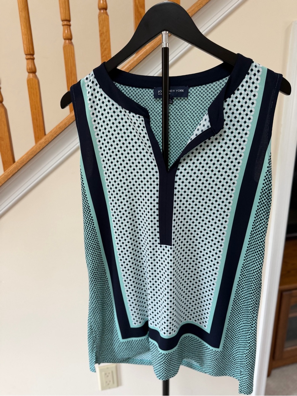 Jones New York Mint and Black Sleeveless Blouse